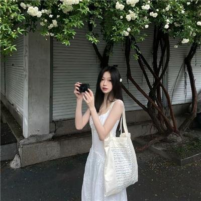 泳池里的女人